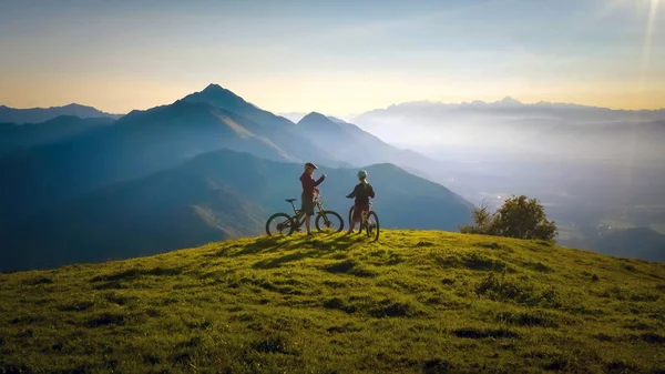 Dos hembras en bicicleta de montaña —  Fotos de Stock