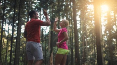 Çak bir beşlik, dostça el hareketi.