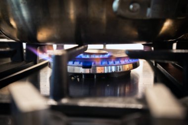 Tencereyle gaz yakıcı.