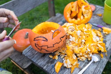 Cadılar bayramı için balkabağı oymak