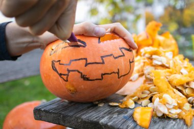 Cadılar bayramı için balkabağı oymak