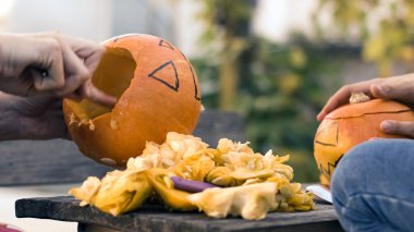 Bahçede balkabağı feneri yapıyorum.