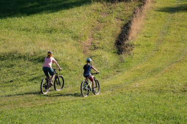 MTB bisikleti süren iki kadın.