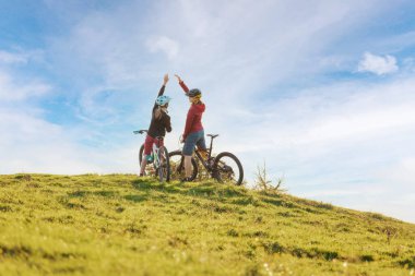 Dağ bisikleti gezisinde gün batımında bir kadın beşlik çaktı