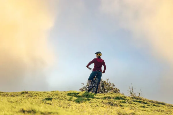 Cyclist silhouette watching the sunset — Stock Photo, Image