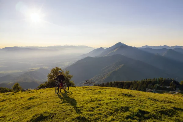 Niña montando bicicleta de montaña en el atardecer —  Fotos de Stock