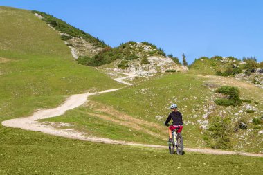 Dağ bisikleti süren kız