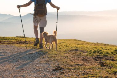 Gün batımında dağda bir yürüyüşçü