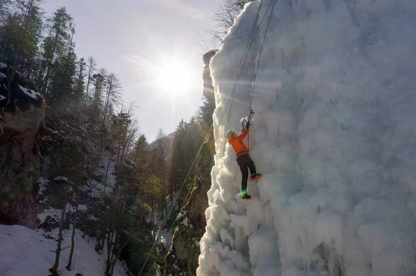 Escalada de gelo ao sol — Fotografia de Stock