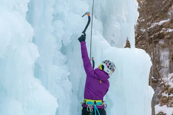 Aufstieg zum vertikalen Eiswasserfall — Stockfoto