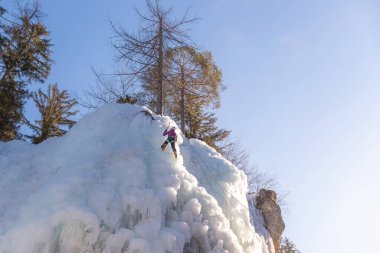 Buz şelalesinden aşağı