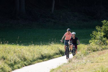 MTB bisikleti süren iki kadın.