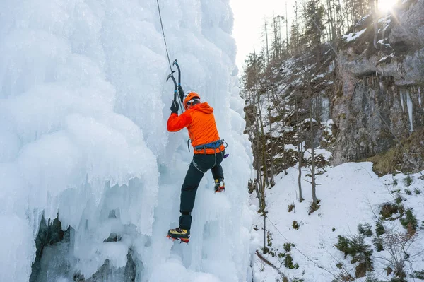 Bergsteiger schwingt die Eisachsen — Stockfoto