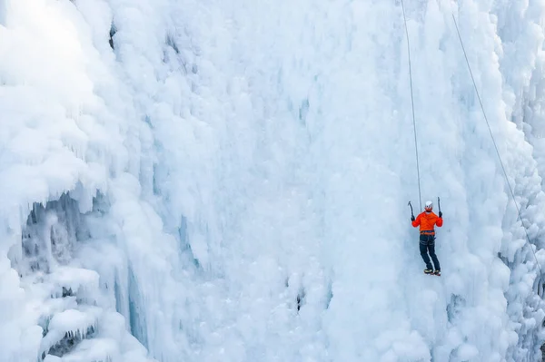 Man doing a vertical ice climb — Stock Photo, Image