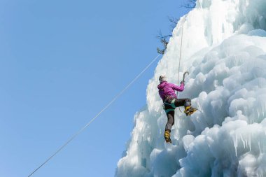Baltalar sallanıyor ve buzlar kırılıyor.