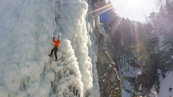 Egy ember, aki függőleges jéghegymászást csinál — Stock Fotó