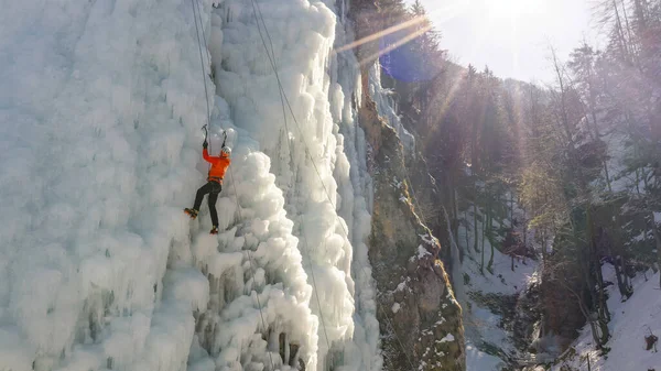 Homem fazendo uma subida vertical no gelo — Fotografia de Stock