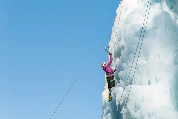 Σκαρφαλώνοντας κατακόρυφο καταρράκτη πάγου — Φωτογραφία Αρχείου