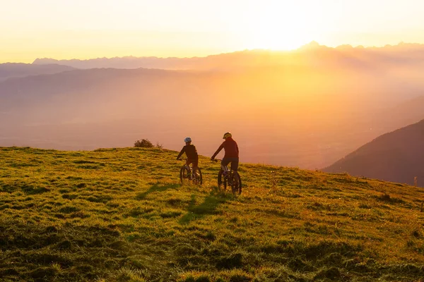 Ciclismo cuesta arriba con bicicleta de montaña —  Fotos de Stock