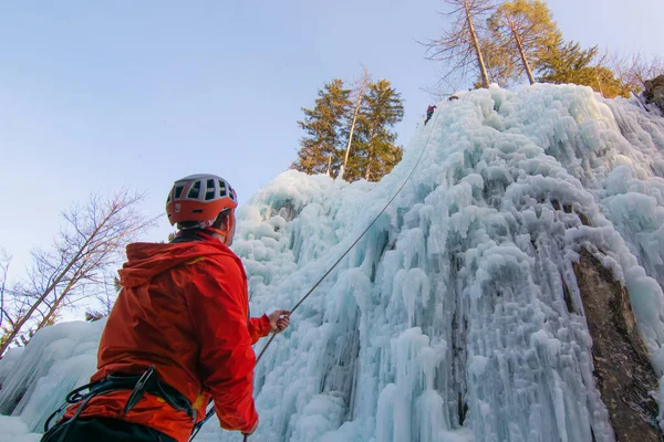 Medida de segurança durante escaladas no gelo — Fotografia de Stock