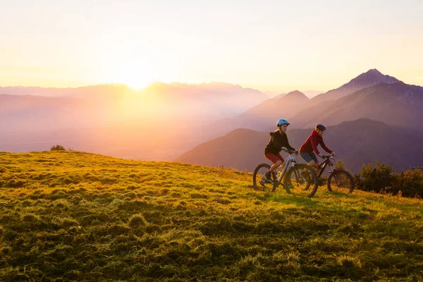 Ciclismo cuesta arriba con bicicleta de montaña —  Fotos de Stock