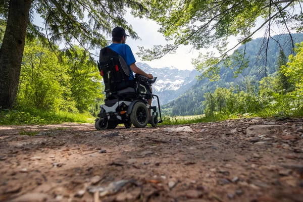 Mann im Rollstuhl in der Natur — Stockfoto
