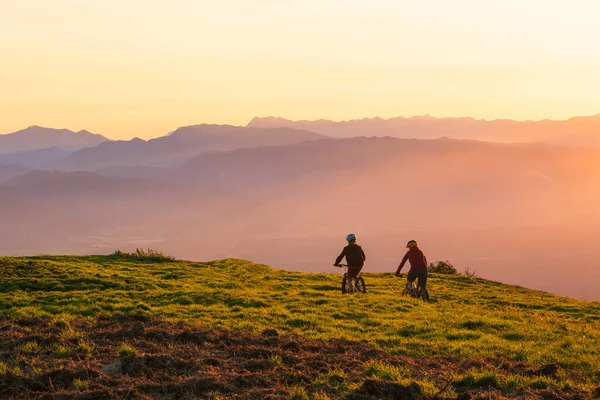 Mit dem Mountainbike bergauf fahren — Stockfoto