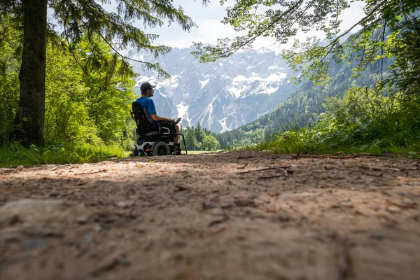 Hombre en silla de ruedas en la naturaleza —  Fotos de Stock