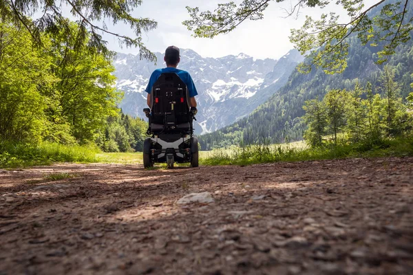 Hombre en silla de ruedas en la naturaleza — Foto de Stock