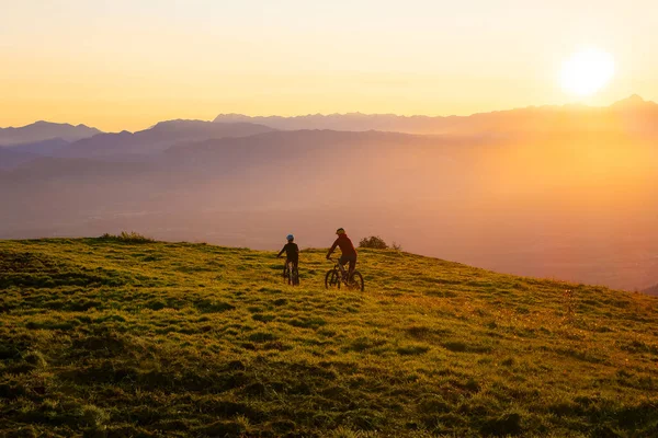 Ciclismo cuesta arriba con bicicleta de montaña — Foto de Stock