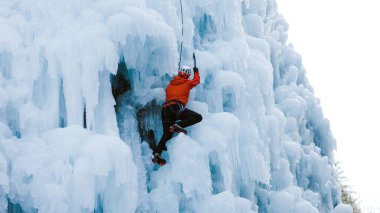 Büyük tümsekler ve buz saçakları arasında geçiş