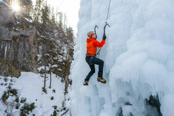 Escalada de gelo ao sol — Fotografia de Stock