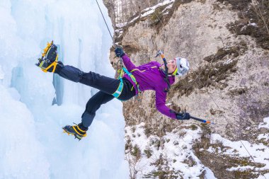 Buzlu bir yamaçtan aşağı iniyorum.