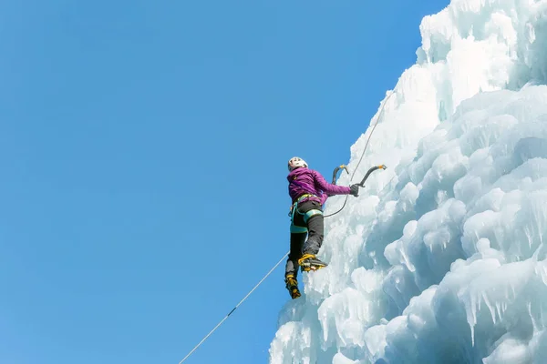 Balançando um machado de gelo por cima — Fotografia de Stock
