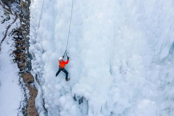 Usando crampons para um ponto de apoio — Fotografia de Stock