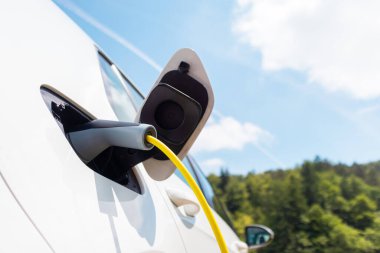 Elektrikli araba şarjı takılı.