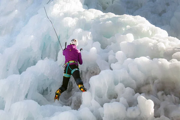 Alpinista com equipamento de escalada no gelo — Fotografia de Stock