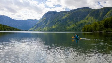 Bir dağ gölünde kano.