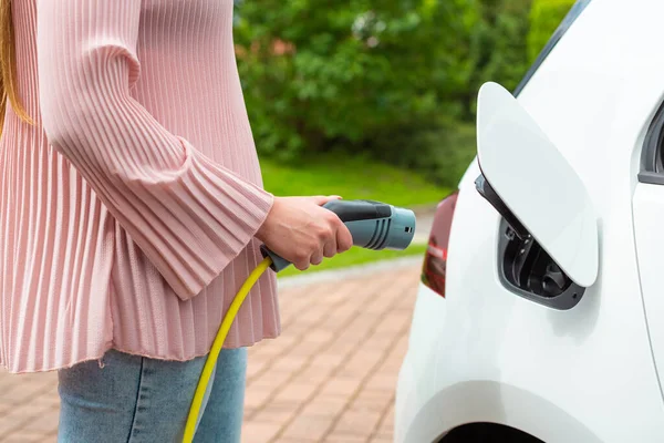 Laden eines weißen Elektroautos — Stockfoto