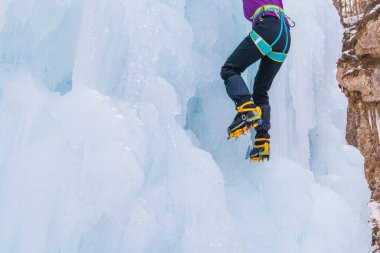 Buz şelalesinden aşağı iniyor.