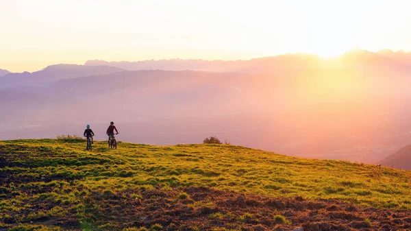 Mit dem Mountainbike bergauf fahren — Stockfoto