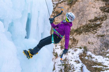 Emniyet halatında asılı.