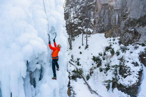 Mann beim senkrechten Eisklettern — Stockfoto