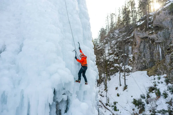 Escalador de gelo virado para a encosta — Fotografia de Stock