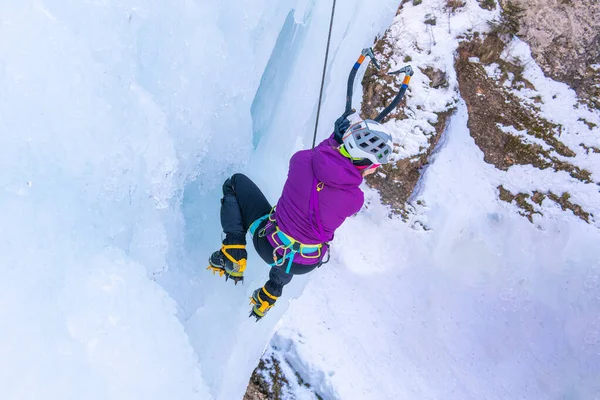 Hiking on a vertical ice surface — Stock Photo, Image