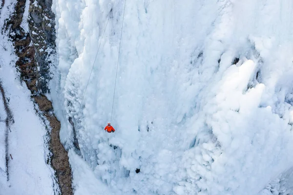 Using traction ice tool technique — Stock Photo, Image