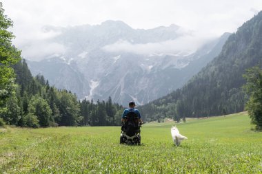 Köpeğiyle sakat bir adam.