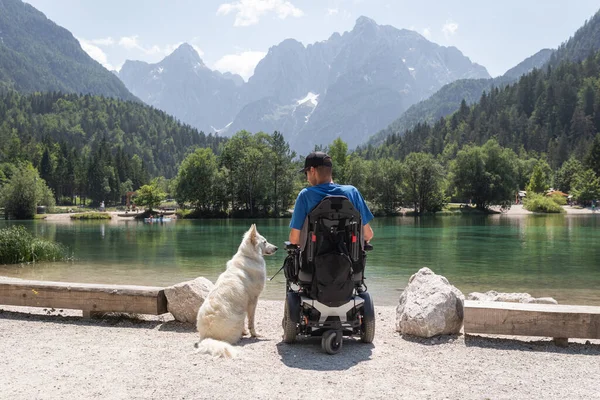 Behinderter Mann mit Hund — Stockfoto