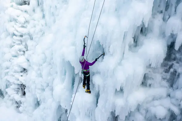 Ορειβάτης πάγου σε παγωμένο καταρράκτη — Φωτογραφία Αρχείου