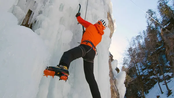 Bergsteiger schwingt die Eisachsen — Stockfoto